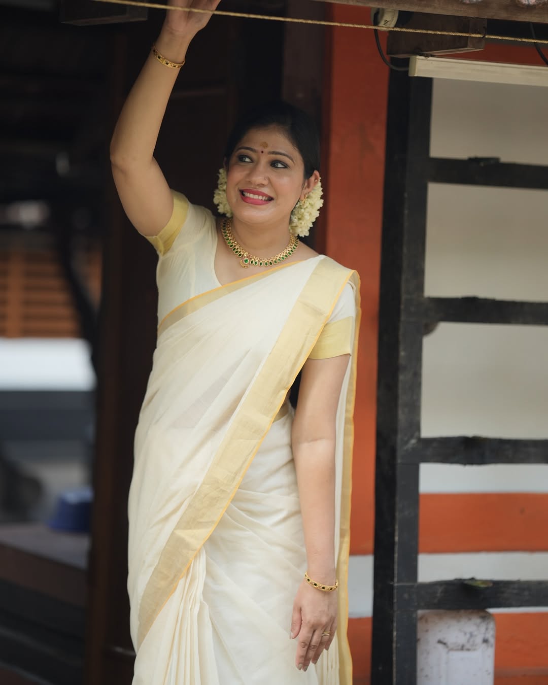 Saree swag - @kasavukada_1985 - @thrissurkaranphotography - @nithasmakeupstudio #keralasareelove#keralatradition#kasavukada#modellingphotography#traditionalfashion#templesofkerala#templephotography