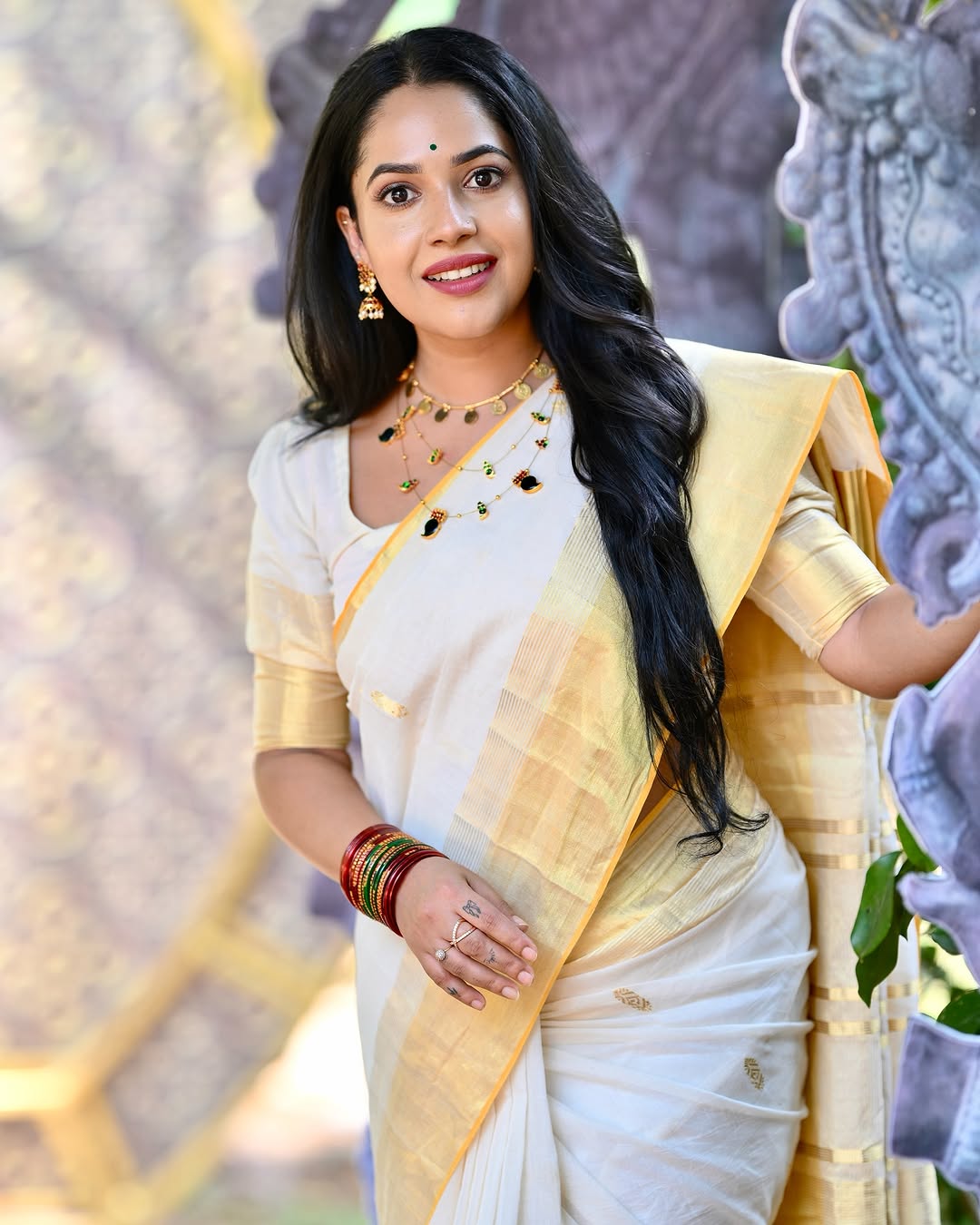 ചെന്താർമിഴി Saree @kasavukada_ Mua @makeupbyrichu Jewellers @dazzle_d_shine Pic @shijith_photographySpecial thanks to @gramam_nature (1)